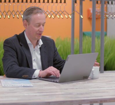Ralph Wagter aan het werk achter de laptop